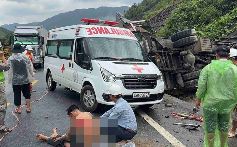 El accidente en la autopista La Son - Tuy Loan en el tramo que atraviesa Da Nang dejo al conductor del camion herido. Foto: Nguyen Thanh