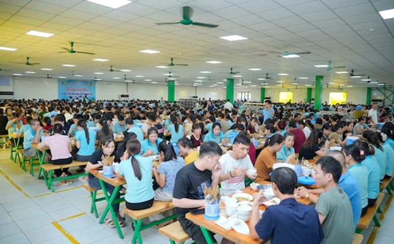 Union meal at Tien Hung Joint Stock Company on the occasion of Vietnamese Women's Day. Photo: CDN
