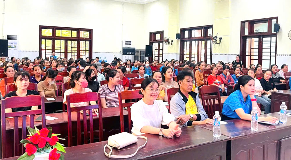 La Federacion Laboral de la ciudad de Da Nang organiza una sesion de propaganda sobre las politicas de seguro para los miembros del sindicato del barrio de Dien Ban. Foto: Sindicato de Da Nang
