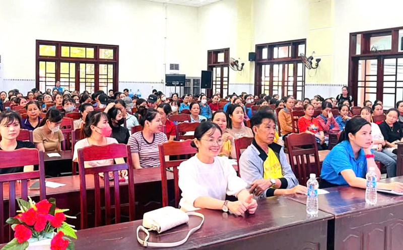 La Federacion Laboral de la ciudad de Da Nang organiza una sesion de propaganda sobre las politicas de seguro para los miembros del sindicato del barrio de Dien Ban. Foto: Sindicato de Da Nang