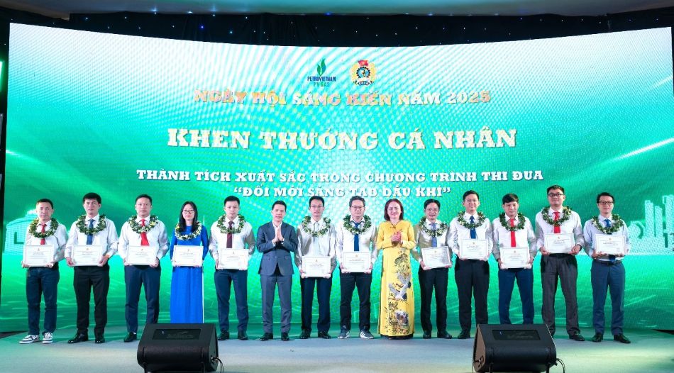 Khen thuong cac ca nhan tieu bieu xuat sac trong Chuong trinh thi dua “Doi moi sang tao Dau khi” nam 2024