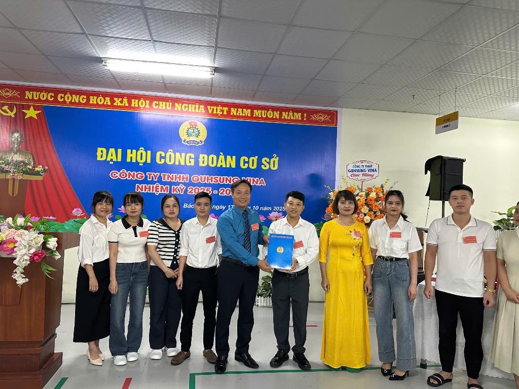Comrade Nguyen Van Khanh - Deputy Head of the Industrial Park Trade Union, Bac Ninh Provincial Labor Federation - presented the Decision to the Executive Committee of the Trade Union of Guhsung Vina Company Limited. Photo: Tuyet Nhung