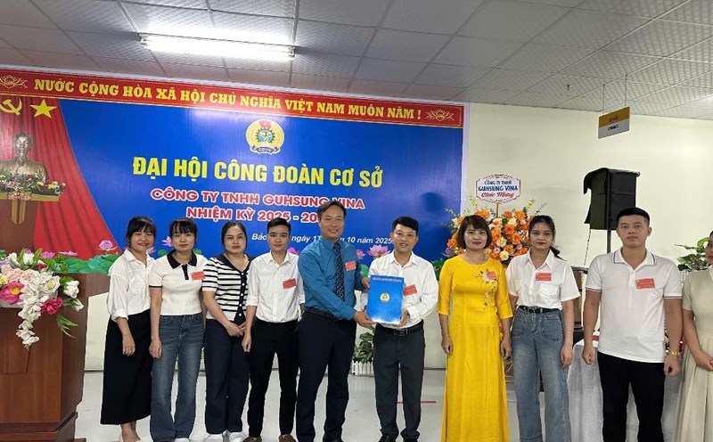 Comrade Nguyen Van Khanh - Deputy Head of the Industrial Park Trade Union, Bac Ninh Provincial Labor Federation - presented the Decision to the Executive Committee of the Trade Union of Guhsung Vina Company Limited. Photo: Tuyet Nhung