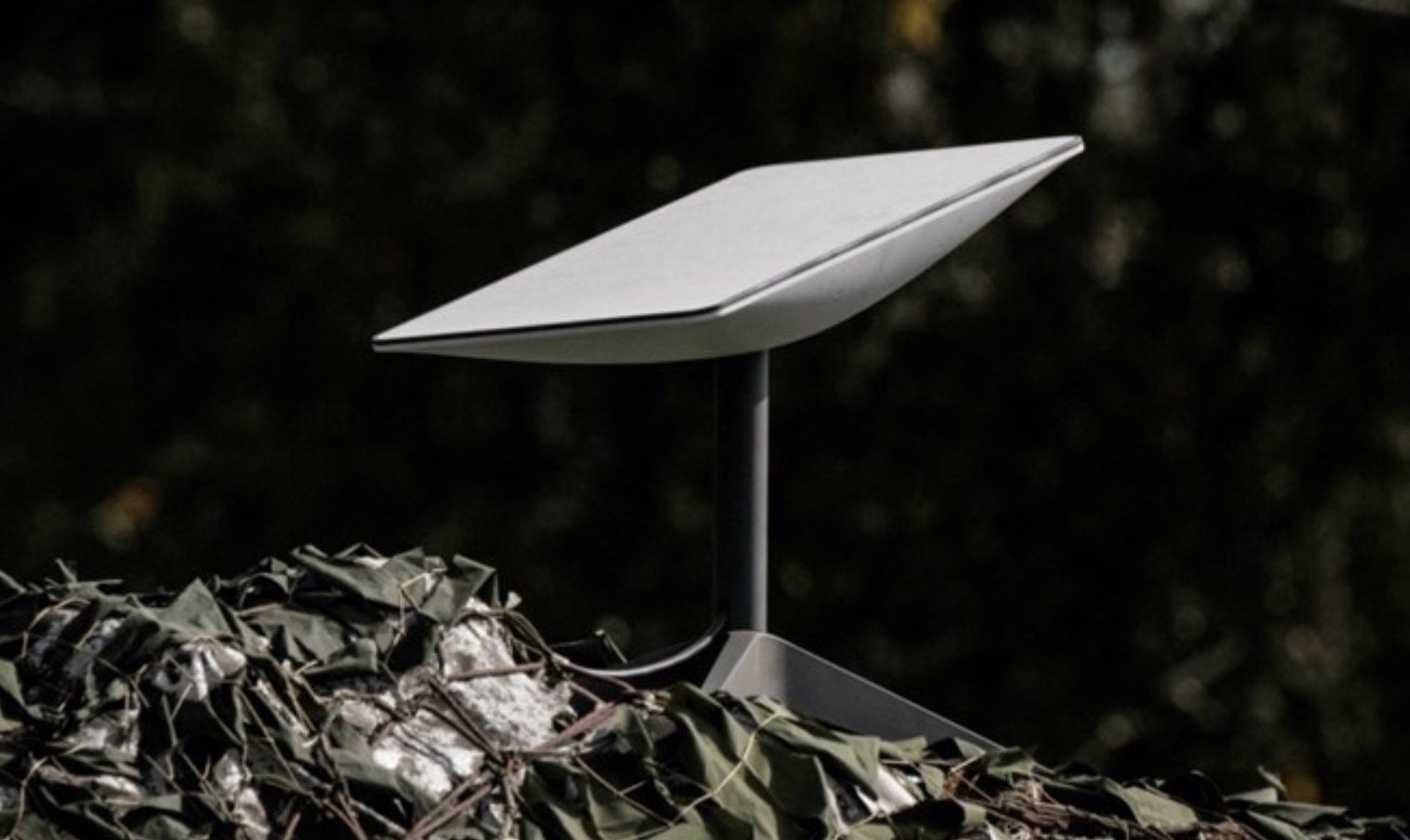 A signal receiving device of the Starlink system. Recently, there has been a lot of information that many fraudulent organizations are taking advantage of satellite internet systems to maintain operations. Photo: AFP