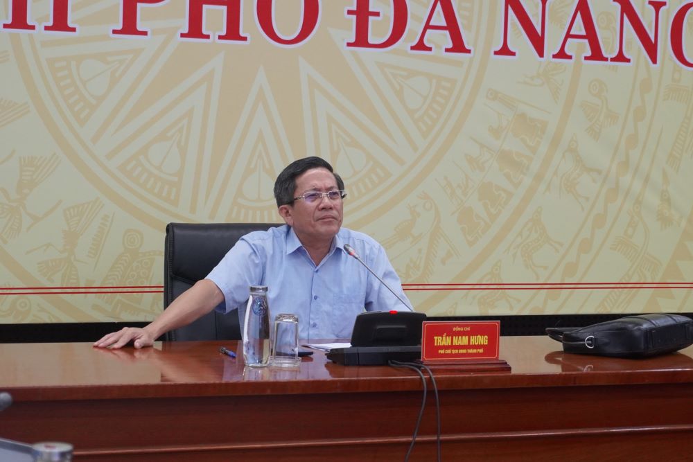 Mr. Tran Nam Hung - Vice Chairman of Da Nang City People's Committee directed an online meeting with districts to deploy response work to storm No. 12. Photo: Tran Thi