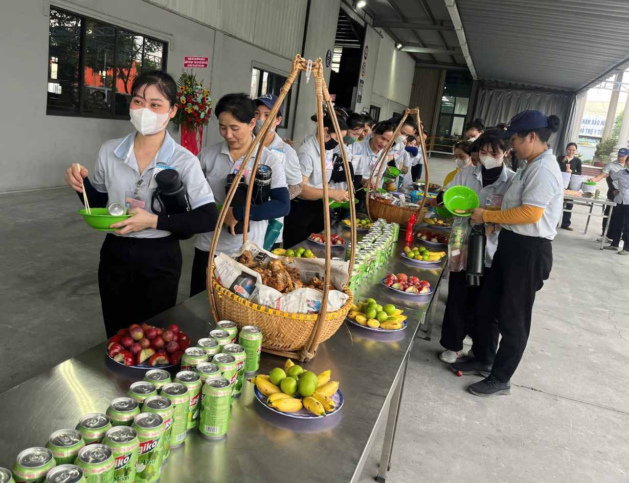CDCS to chuc tiec CDCS o TPHCM to chuc tang qua va tiec buffet cho nu cong nhan dip 20.10 TPHCM - Ngay 20.10, CDCS Cong ty TNHH Liv Cabinetry (phuong Binh Co) cho biet, da to chuc tang qua cho nu cong nhan lao dong nhan dip ky niem Ngay phu nu Viet Nam (20.10). Tai chuong trinh CDCS cong ty chia se, trong cuoc song, nguoi phu nu luon chiu phan vat va hon. Moi nguoi vua phai hoan thanh cong viec o nha may, vua phai lam tron vai nguoi phu nu trong gia dinh. Ngay 20.10, la dip de ton vinh va the hien tinh cam voi nhung nu cong nhan dang lam viec trong nha may. CDCS, don vi cung Ban Giam doc cong ty gui loi chuc mung den nu cong nhan lao dong dang lam viec tai nha may. Dong thoi, quyet dinh tang moi lao dong nu nhung mon qua thiet thuc do la: 2 lit dau an, 1 goi bot nem va 1 chai nuoc mam. CDCS mong muon chia se chi phi noi tro va nu cong nhan se nau an ngon hon. CDCS va lanh dao cong ty bay to su tri an cong nhan lao dong da no luc lam viec cung doanh nghiep vuot qua giai doan kho khan. Trong thoi gian toi, cong ty co gang duy tri viec lam va thu nhap on dinh cho nguoi lao dong. Ben canh do, cong ty va cong doan tiep tuc co nhung hoat dong de cham lo doi song cho nguoi lao dong dip cuoi nam. Tai chuong trinh tang qua cho nu cong nhan, CDCS cung to chuc tiec buffet cho khoang 300 doan vien lao dong. Bua tiec co dui ga chien, xuc xich chien, trai cay va nuoc ngot. Chuong trinh da mang lai niem vui cho nguoi lao dong, nhat la nhung nu cong nhan.
