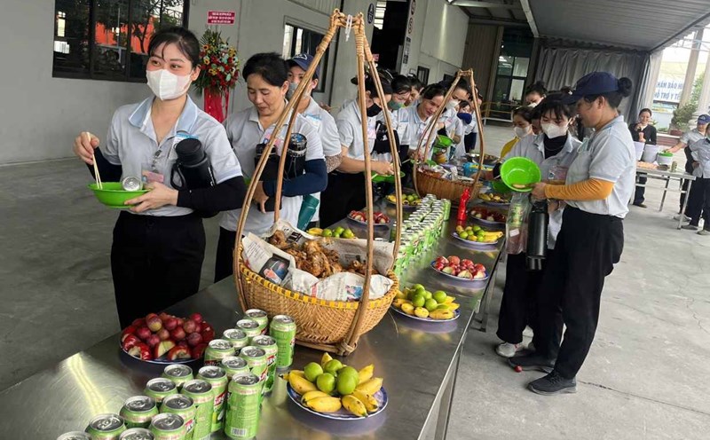 The Trade Union organized a gift giving and buffet party for female workers on the occasion of October 20. Photo: Provided by the Trade Union