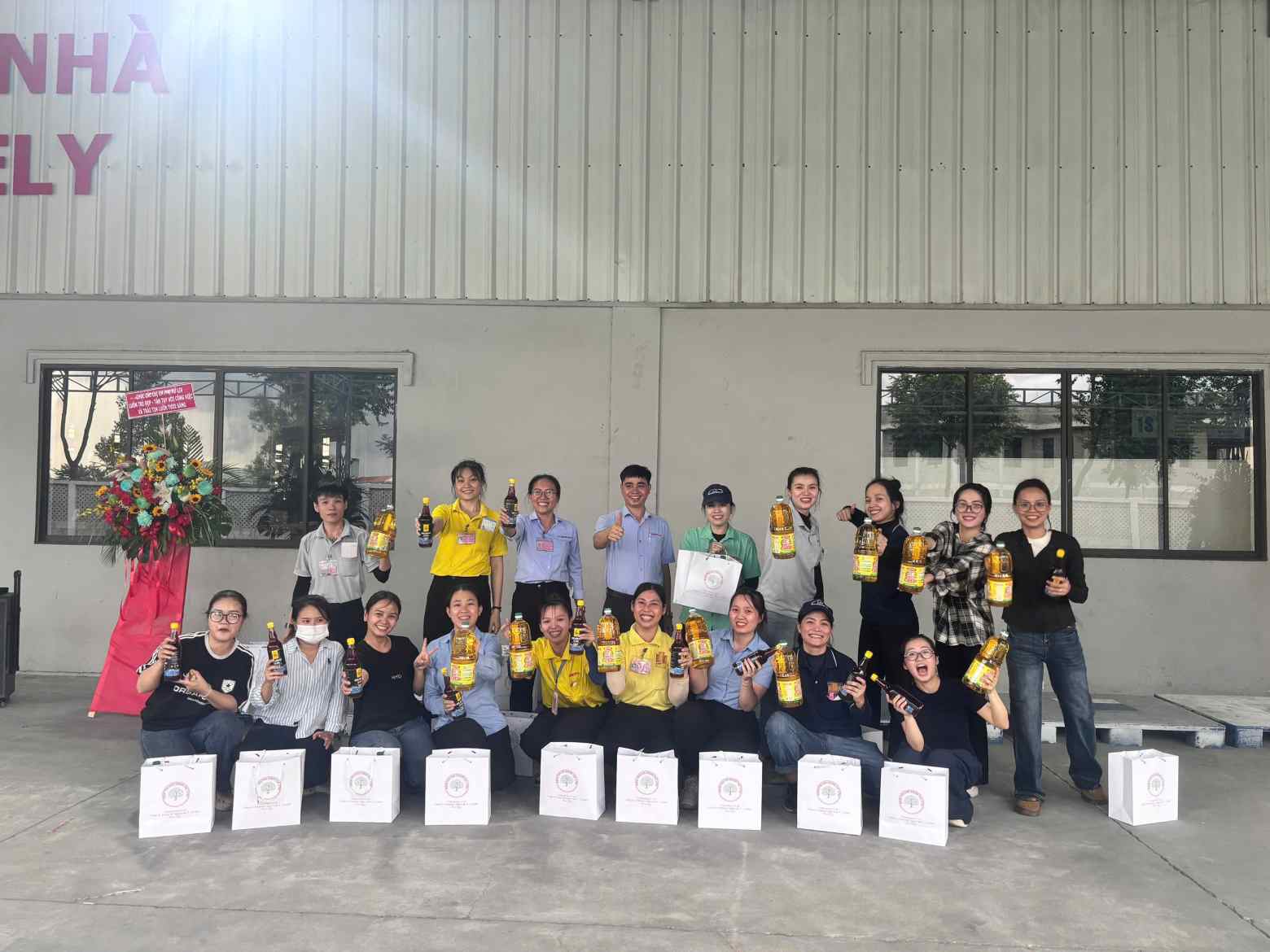 CDCS trao qua cho nu cong nhan trong dip 20.10.Anh: CDCS cung cap