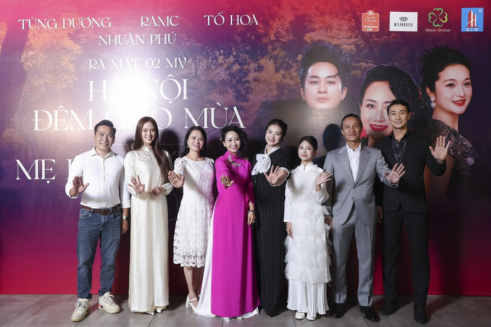 Gia dinh, ban be va dong nghiep den chuc mung nhac si Nhuan Phu ra mat MV. Anh: Manh Nguyen