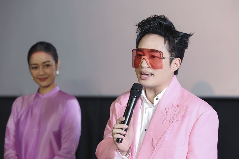 Toi gio, hai chi em van luon trao doi chia se voi nhau rat nhieu va gan bo den tan bay gio. 2 MV nay la su no luc cua ca 1 tap the. Xem lai toi van thay xuc dong, loi tho cua anh Hong Thanh Quang rat manh va giang xe, kho de pho nhac, lan nao hat nhac loi tho cua anh Hong Thanh Quang tren san khau cung nhu “rut ruot rut gan”. Anh: Manh Nguyen