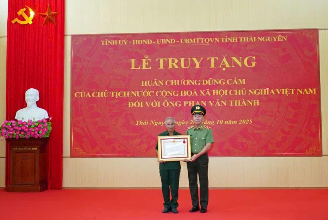 Senior Lieutenant General Tran Quoc To presented the bravery Medal to Mr. Phan Van Thanh's relatives. Photo: Thai Nguyen GOP