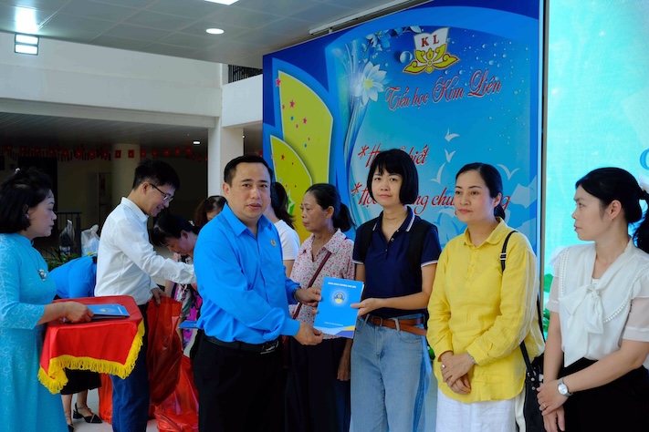 김리엔 동 노동조합 지도부가 10월 20일 여성 조합원과 노동자에게 지원금을 전달하고 있습니다. 사진: CDP