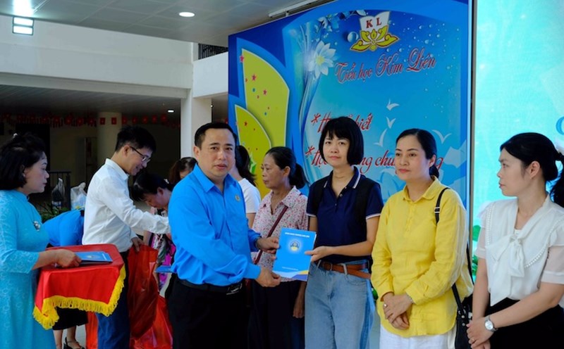 Leaders of Kim Lien Ward Trade Union presented support to female union members and workers on October 20. Photo: CDP