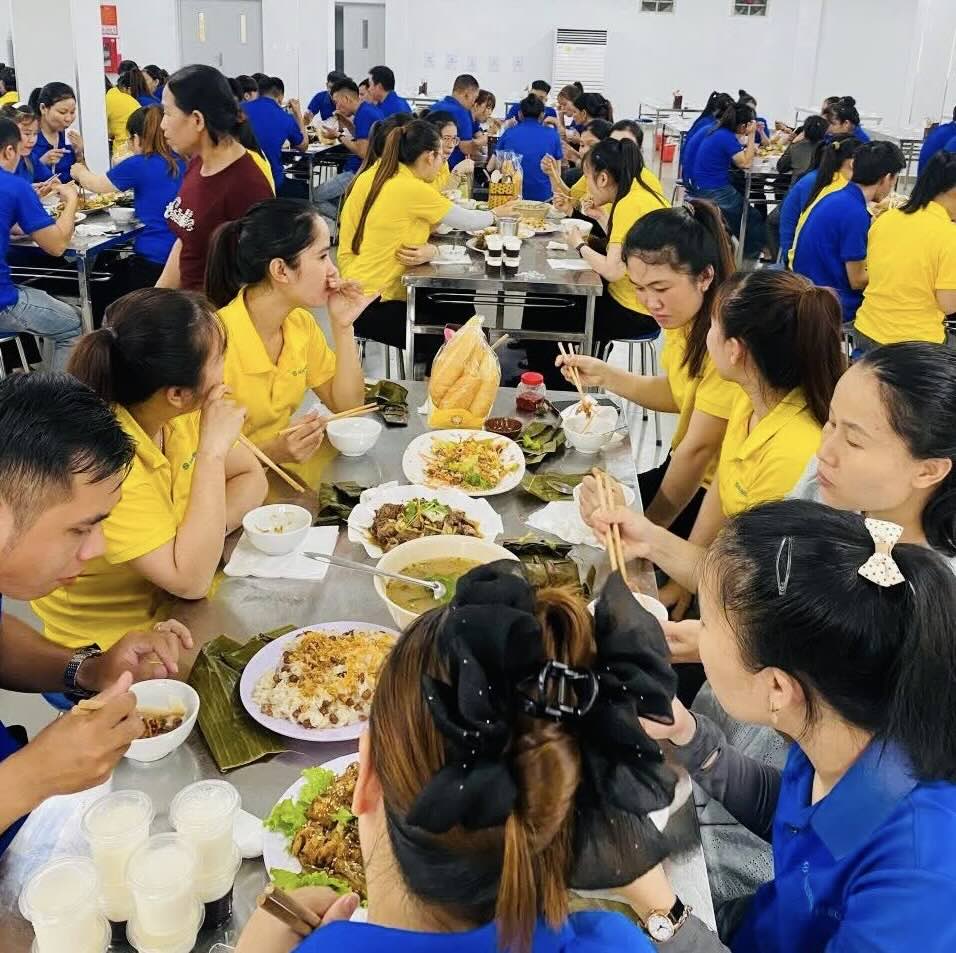 Union members and workers gathered at the union meal. Photo: Quang Tri Trade Union