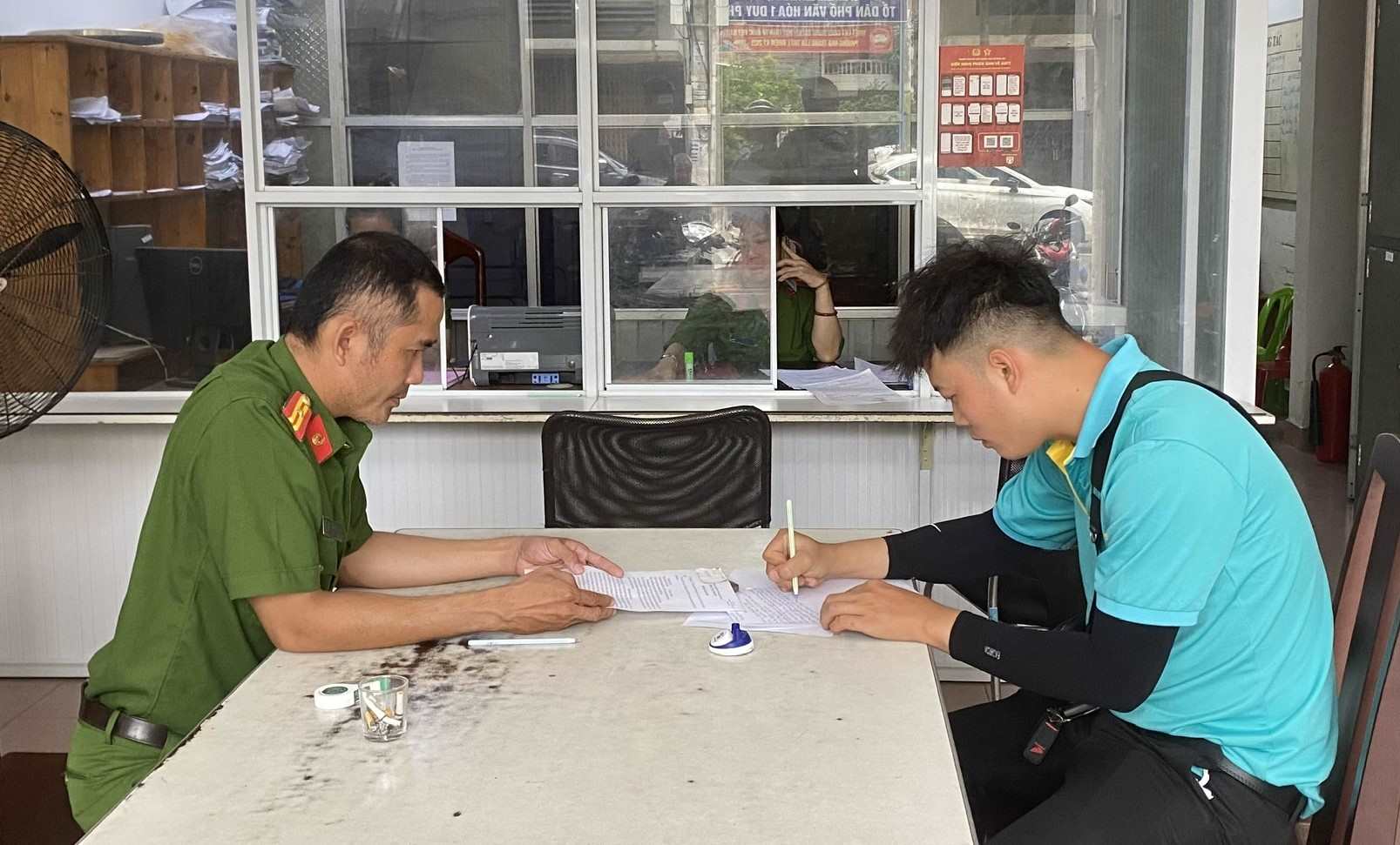 Nha Trang Ward Police received the case of a suspected abandoned baby from a taxi driver. Photo: Nhu Tuan