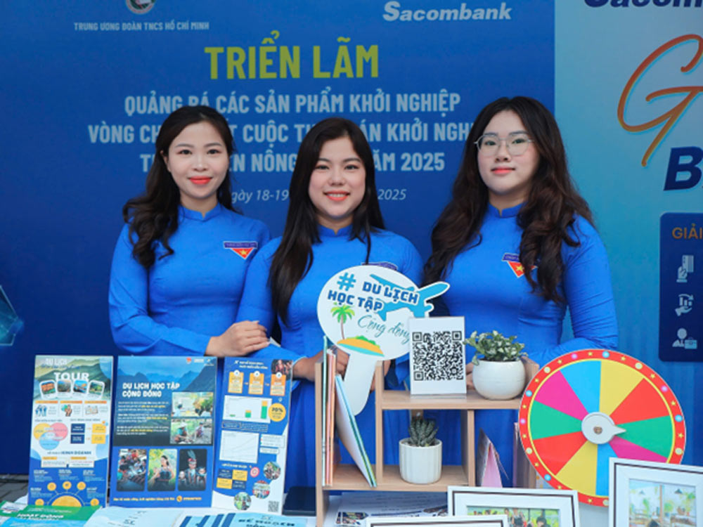 2025년 농촌 청년 창업 프로젝트 대회 결승전에서 손트라 고등학교(다낭)의FD 커뮤니티 학습 여행 프로젝트를 전시하는 부스. 사진: 바오 호앙