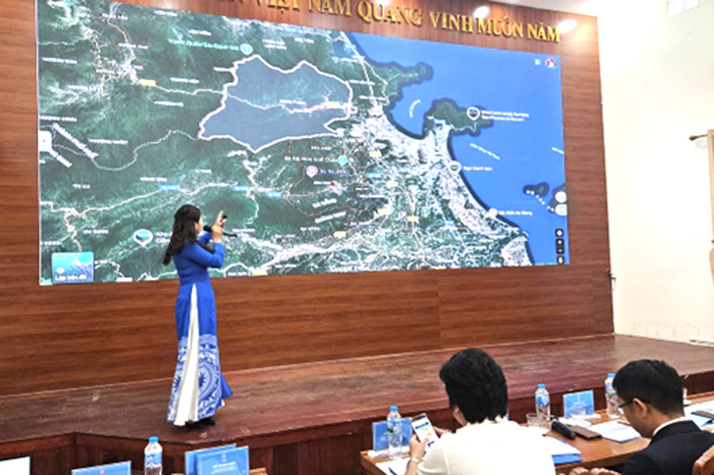 Bao cao vien Ho Thi Minh Tinh cua Truong THPT Son Tra (Da Nang) trinh bay bao cao du an “Du lich hoc tap cong dong” tai vi tri phuong Hai Van, TP. Da Nang. Anh: Bao Hoang.
