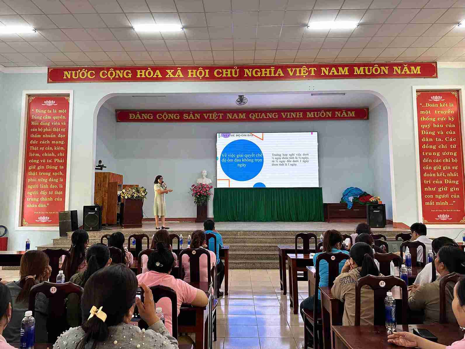 Dak Lak Provincial Social Insurance disseminates the contents to union members and workers. Photo: Le Duyen