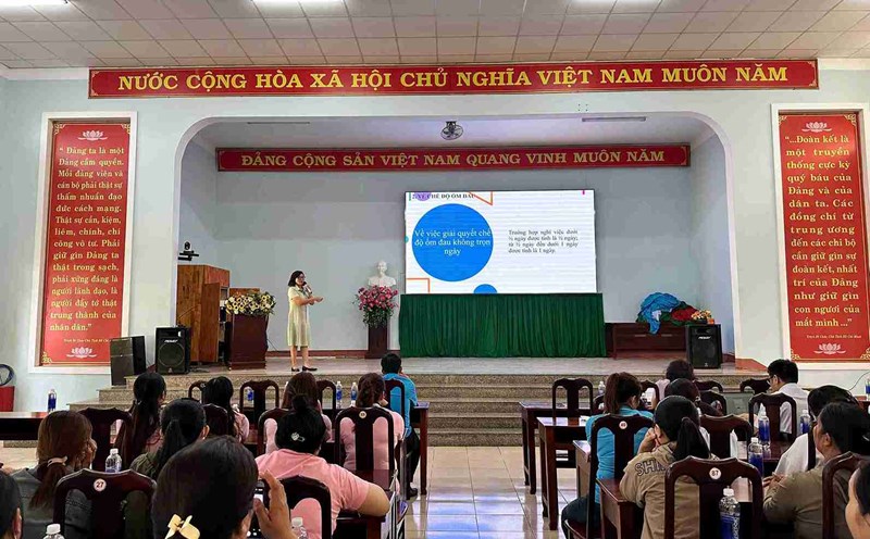 Dak Lak Provincial Social Insurance disseminates the contents to union members and workers. Photo: Le Duyen