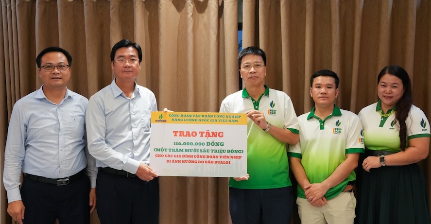 Mr. Nguyen Manh Kha - Member of the Executive Committee of the Vietnam General Confederation of Labor, Permanent Vice President of the Petrovietnam Trade Union - presented support of 116 million VND to union members and workers in the NSRP affected by storms and floods. Photo: CDP