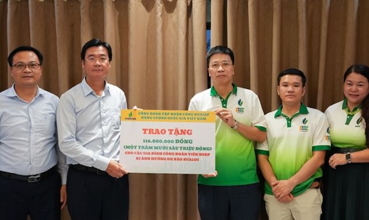 Ông Nguyễn Mạnh Kha - Ủy viên Ban chấp hành Tổng LĐLĐVN, Phó Chủ tịch Thường trực Công đoàn Petrovietnam - trao hỗ trợ 116 triệu đồng cho đoàn viên, người lao động NSRP bị ảnh hưởng bởi bão lũ. Ảnh: CĐP