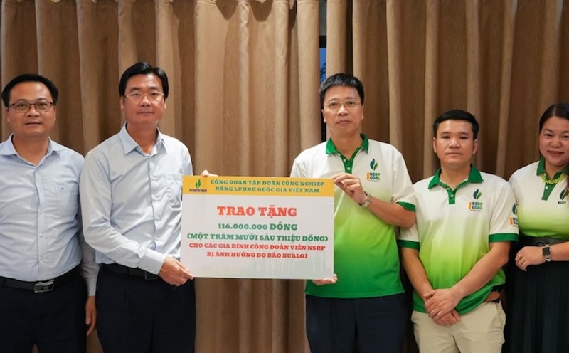 El Sr. Nguyen Manh Kha - Miembro del Comite Ejecutivo de la Confederacion General del Trabajo de Vietnam - Vicepresidente Permanente del Sindicato de Petrovietnam entrega apoyo de 116 millones de VND a miembros del sindicato y trabajadores del NSRP afectados por tormentas e inundaciones. Foto: CDP