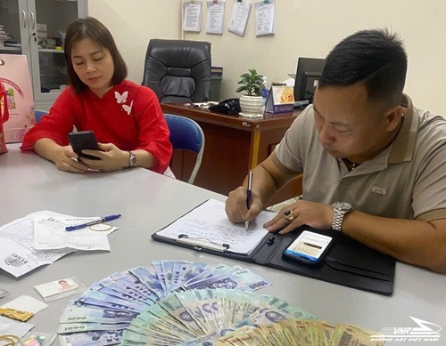 승객은 하노이-라오까이 열차에 잊혀진 2 500만 동 이상을 돌려받았습니다. 사진: VNR