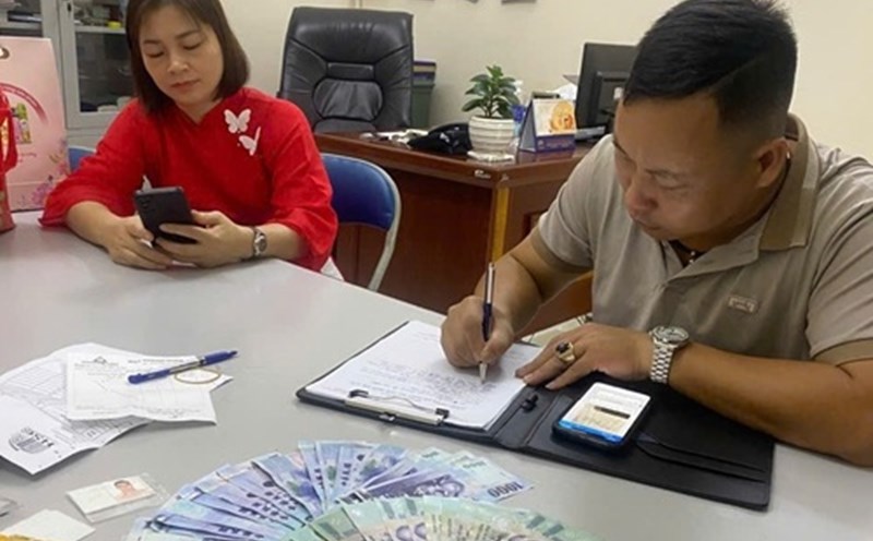 Passengers received more than 25 million VND left on the Hanoi - Lao Cai train. Photo: VNR