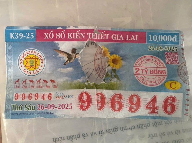 The lottery ticket that won the special prize was torn, creating a hole in the middle, causing Mr. L. in Quang Ngai to not be able to receive the prize. Photo: Character provided