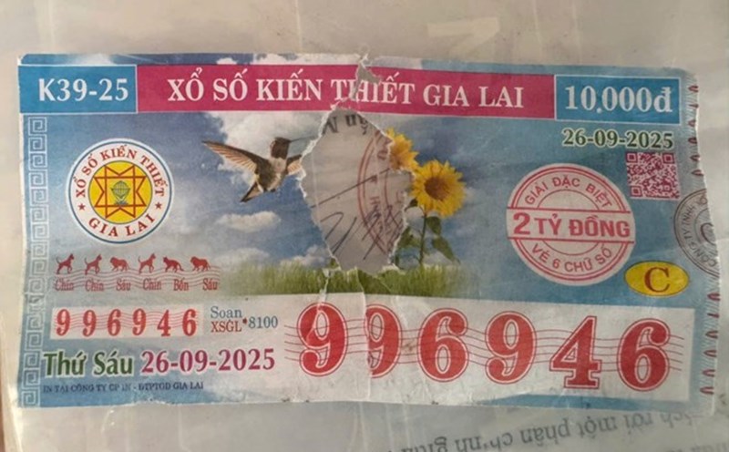 The lottery ticket that won the special prize was torn, creating a hole in the middle, causing Mr. L. in Quang Ngai to not be able to receive the prize. Photo: Character provided
