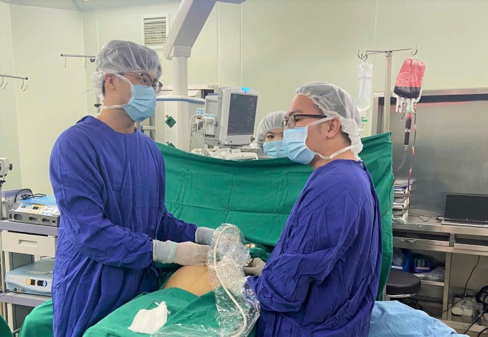빈멕 태아 의학 센터 의사들이 수술실에서 엄마 뱃속에서 태아에게 수혈을 하고 있습니다. 사진: BVCC