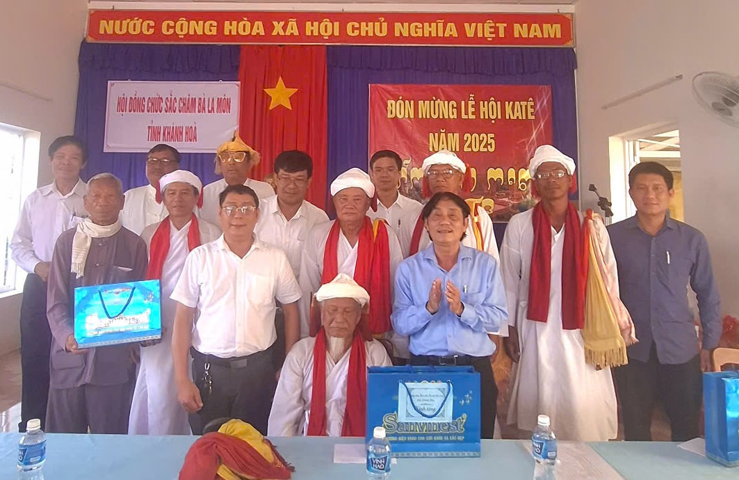 Ban Giam doc Trung tam Bao ton Di san van hoa tinh Khanh Hoa tham, chuc mung Hoi dong chuc sac Cham Balamon tinh Khanh Hoa va Ban phong tuc Le hoi Kate nam 2025. Anh: Huu Long