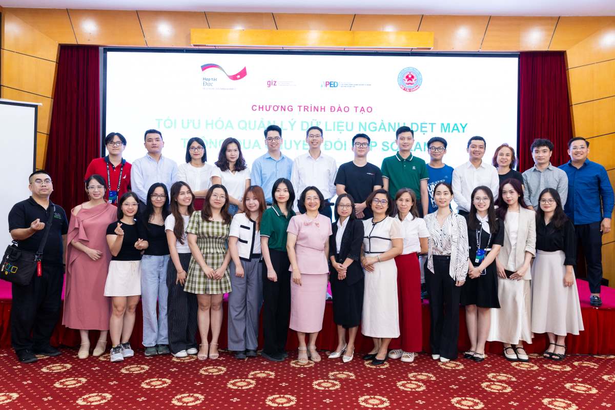 Digital transformation - green, a new journey for Vietnamese textile and garment enterprises and workers. Photo: FPT Digital