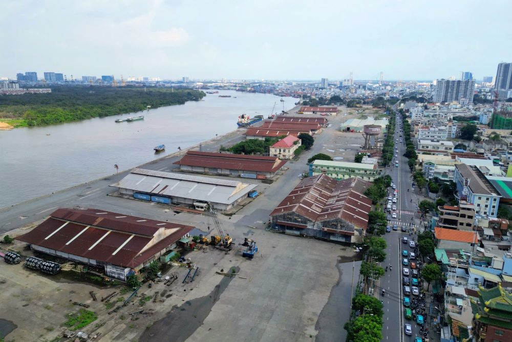 Nhung day nha xuong va cau cang cu ben trong khu dat hon 31 ha – noi tung hoat dong sam uat, nay xuong cap va it su dung. Ảnh: Anh Tu