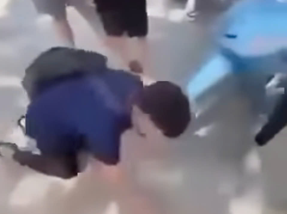 A 10th grade male student at Phu Minh High School (Soc Son Commune, Hanoi) was kidnapped by another group of students and had his motorbike's license plate licked. Photo: Cut from clip