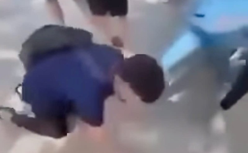 A 10th grade male student at Phu Minh High School (Soc Son Commune, Hanoi) was kidnapped by another group of students and had his motorbike's license plate licked. Photo: Cut from clip