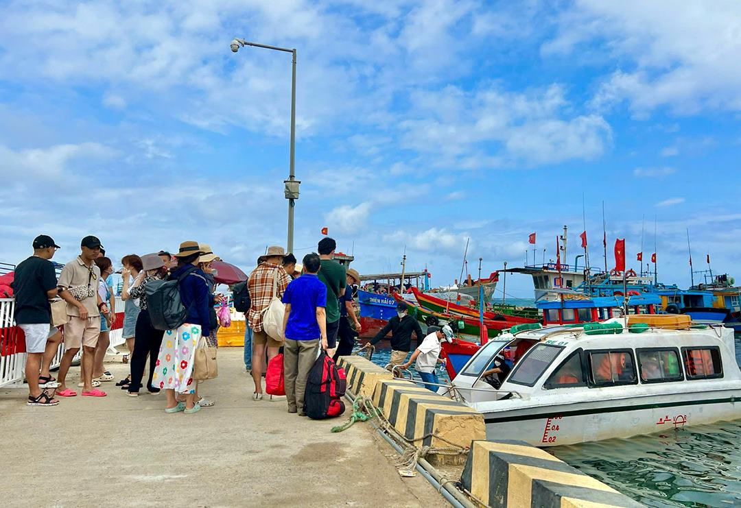 Nguoi dan, du khach da chu dong roi dao Ly Son truoc lenh cam bien de phong tranh bao so 12. Anh: Nguyen Thanh