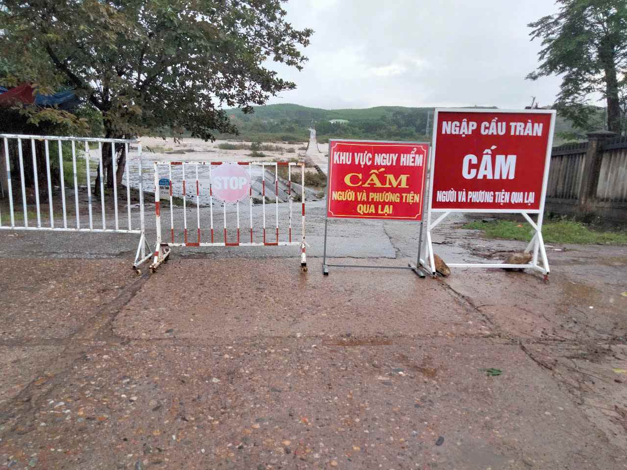  Cac dia phuong cam bien canh bao tai cac truc duong ngap sau. Anh: Ha Phan 