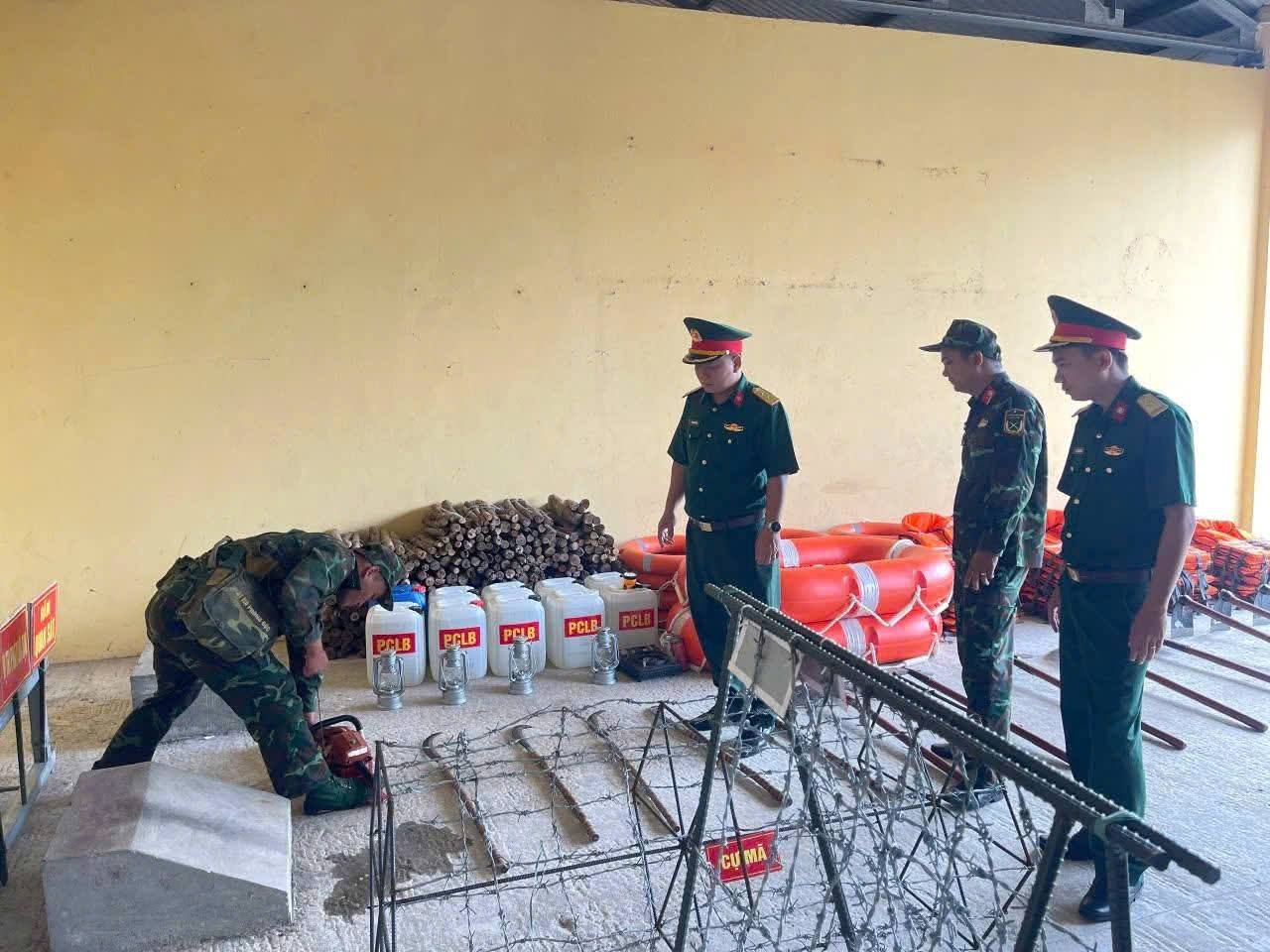 第 5 軍区第 575 旅団が、暴風雨第 12 号に備えて救助活動に参加する車両を検査する。写真: Ha Phan