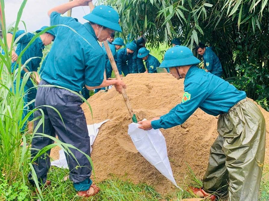 Luc luong dan quan xa Binh Son don cat, gia co gan 300m de tai khu vuc xung yeu. Anh: Trong Quoc