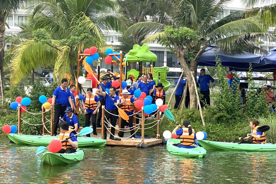 Lao dong nu thi dua cheo Kayak trong dip 20.10. Anh: CDCS