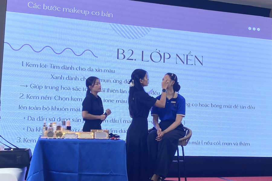 Lao dong nu tham gia workshop trang diem trong chuong trinh hop mat ky niem Ngay Phu nu Viet Nam 20.10. Anh: CDCS