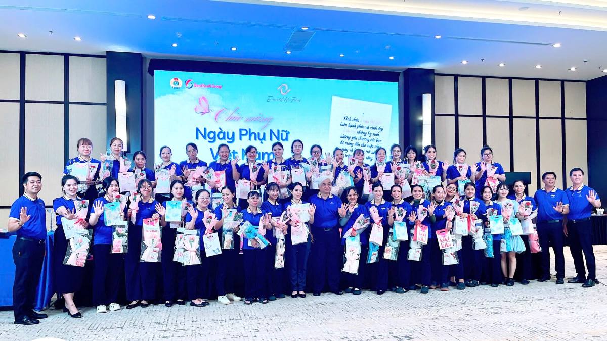 The union organized a meeting to present flowers and gifts to 54 female workers on the occasion of October 20. Photo: Trade Union