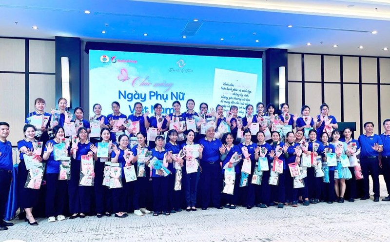 The union organized a meeting to present flowers and gifts to 54 female workers on the occasion of October 20. Photo: Trade Union