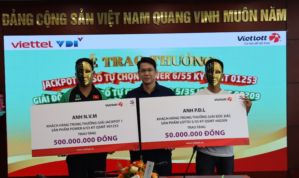 Hai nguoi choi may man trung thuong trao tang an sinh xa hoi. Anh: Vietlott