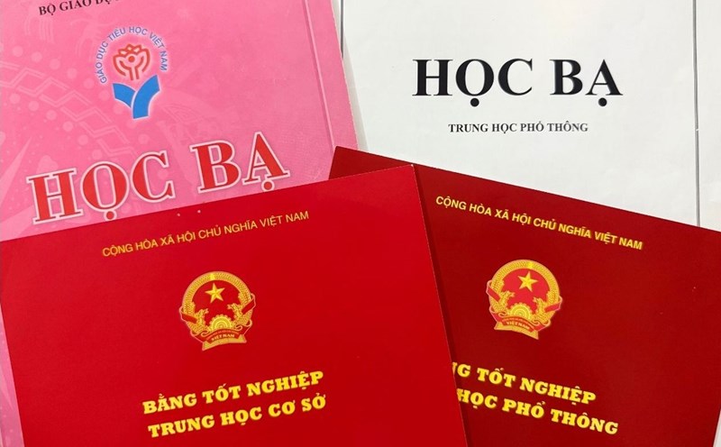 The draft Circular promulgating the Regulations on diplomas and certificates of the national education system clearly stipulates the dossier proposing to revise the content of the diplomatic and certificated documents. Photo: Phuong Anh