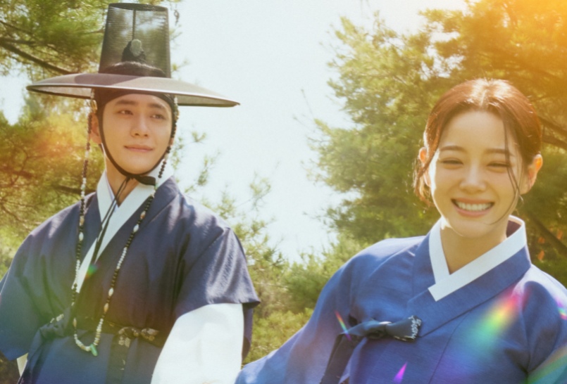 The look of Kang Tae Oh, Kim Se Jeong. Photo: Moon River film producer