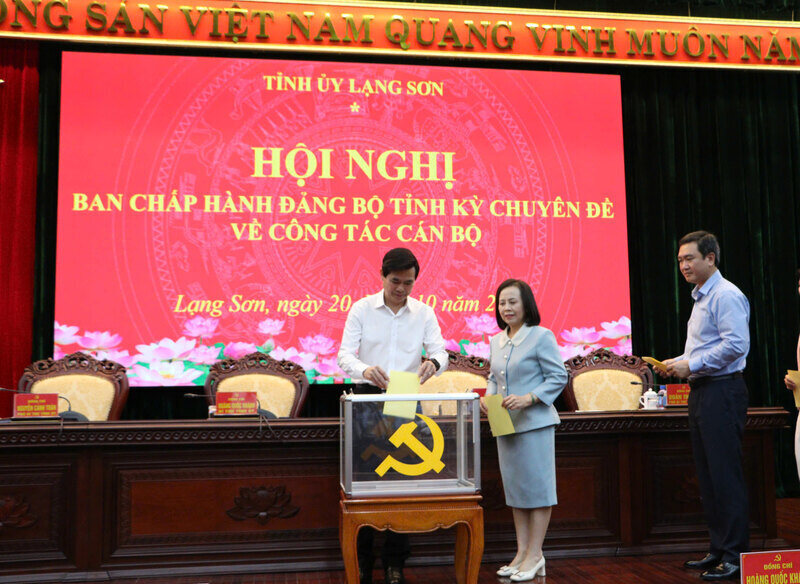 Thuong truc Tinh uy Lang Son bo phieu gioi thieu nhan su de HDND tinh bau chuc Chu tich UBND tinh nhiem ky 2021 - 2026. Anh: Thanh Mai