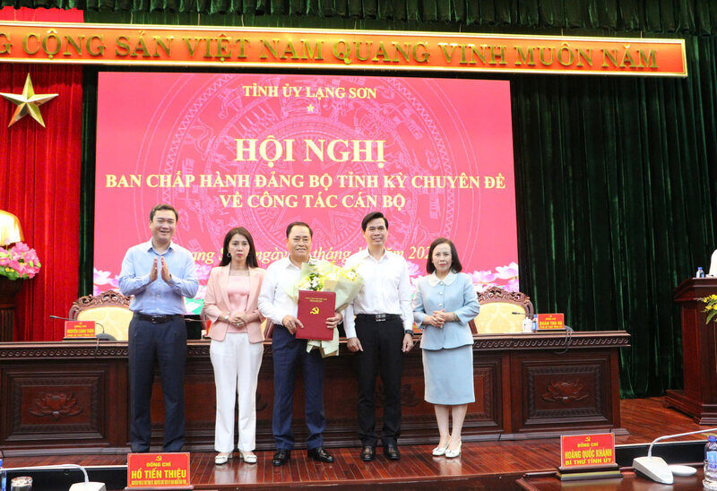 Former Chairman of Lang Son Provincial People's Committee Ho Tien Thieu (middle) received the decision to retire early. Photo: Thanh Mai