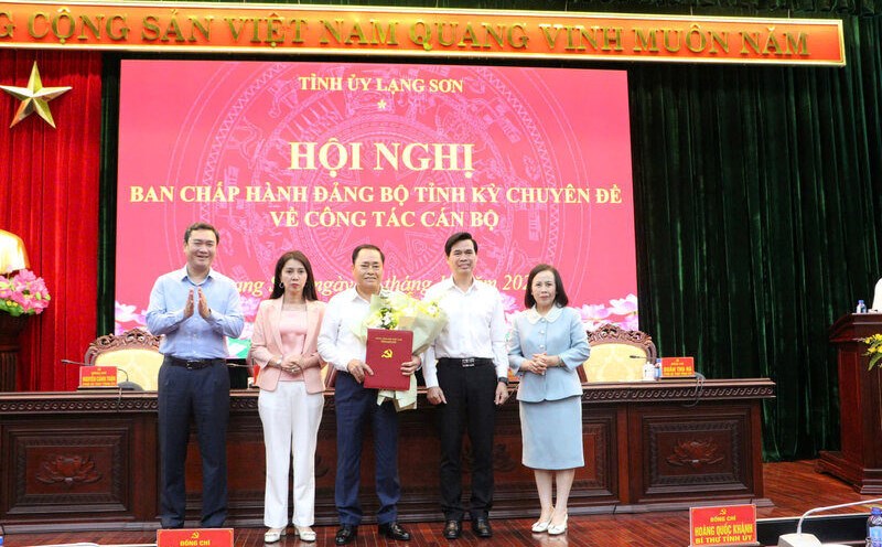 Former Chairman of Lang Son Provincial People's Committee Ho Tien Thieu (middle) received the decision to retire early. Photo: Thanh Mai